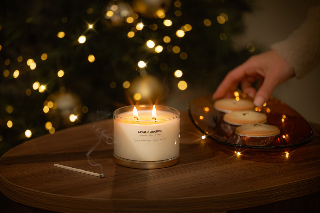 NOUVEAU | Bougie à la cire de soja parfumée à l'orange épicée avec couvercle doré