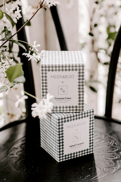 Grande bougie à la cire de soja parfumée au caramel salé, en coffret