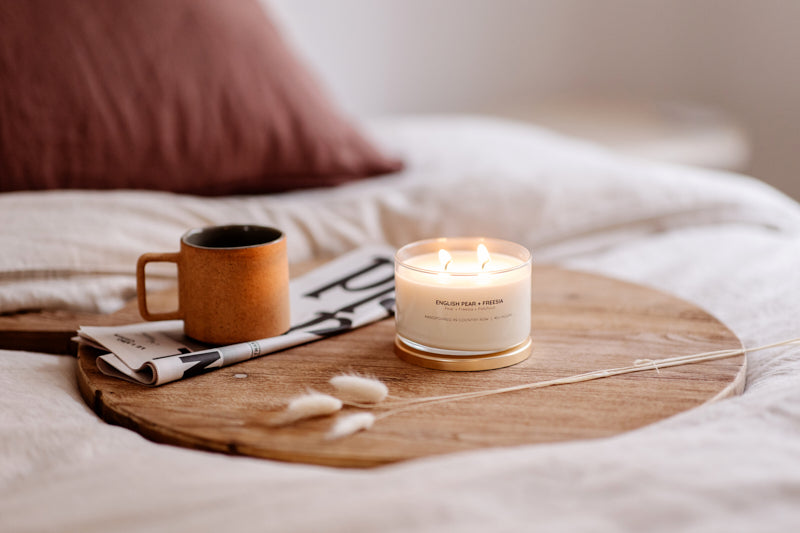 Bougie à la cire de soja English Pear + Freesia avec couvercle doré