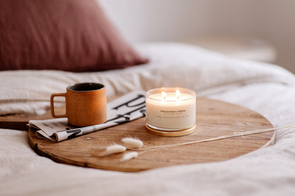 Bougie à la cire de soja English Pear + Freesia avec couvercle doré