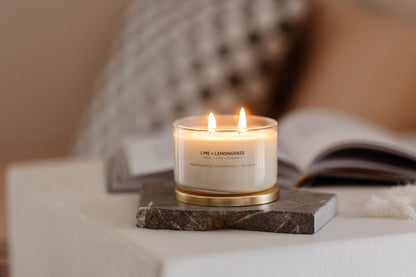 Bougie à la cire de soja Lime + Lemongrass avec couvercle doré