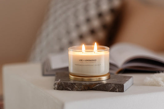Bougie à la cire de soja Lime + Lemongrass avec couvercle doré