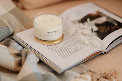 Bougie à la cire de soja Lime + Lemongrass avec couvercle doré