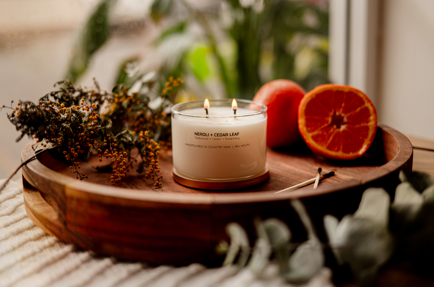 Bougie à la cire de soja avec couvercle doré au néroli et à la feuille de cèdre