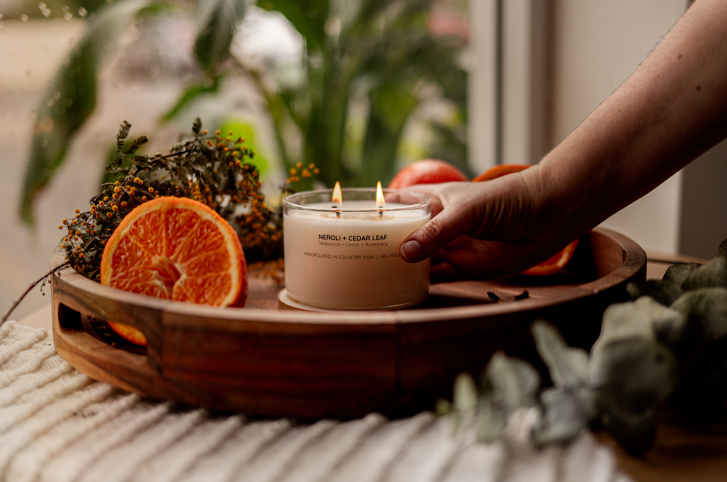 Bougie à la cire de soja avec couvercle doré au néroli et à la feuille de cèdre