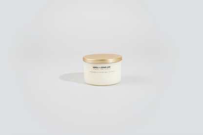 Bougie à la cire de soja avec couvercle doré au néroli et à la feuille de cèdre