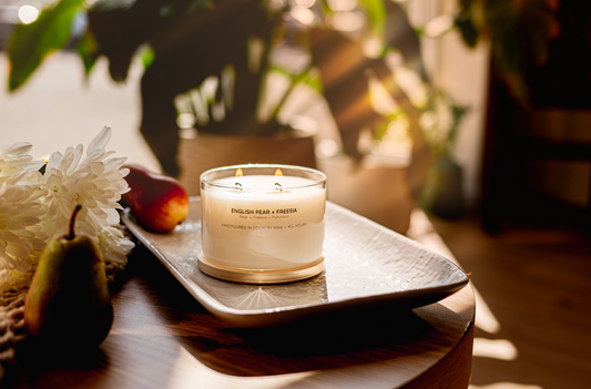 Bougie à la cire de soja English Pear + Freesia avec couvercle doré
