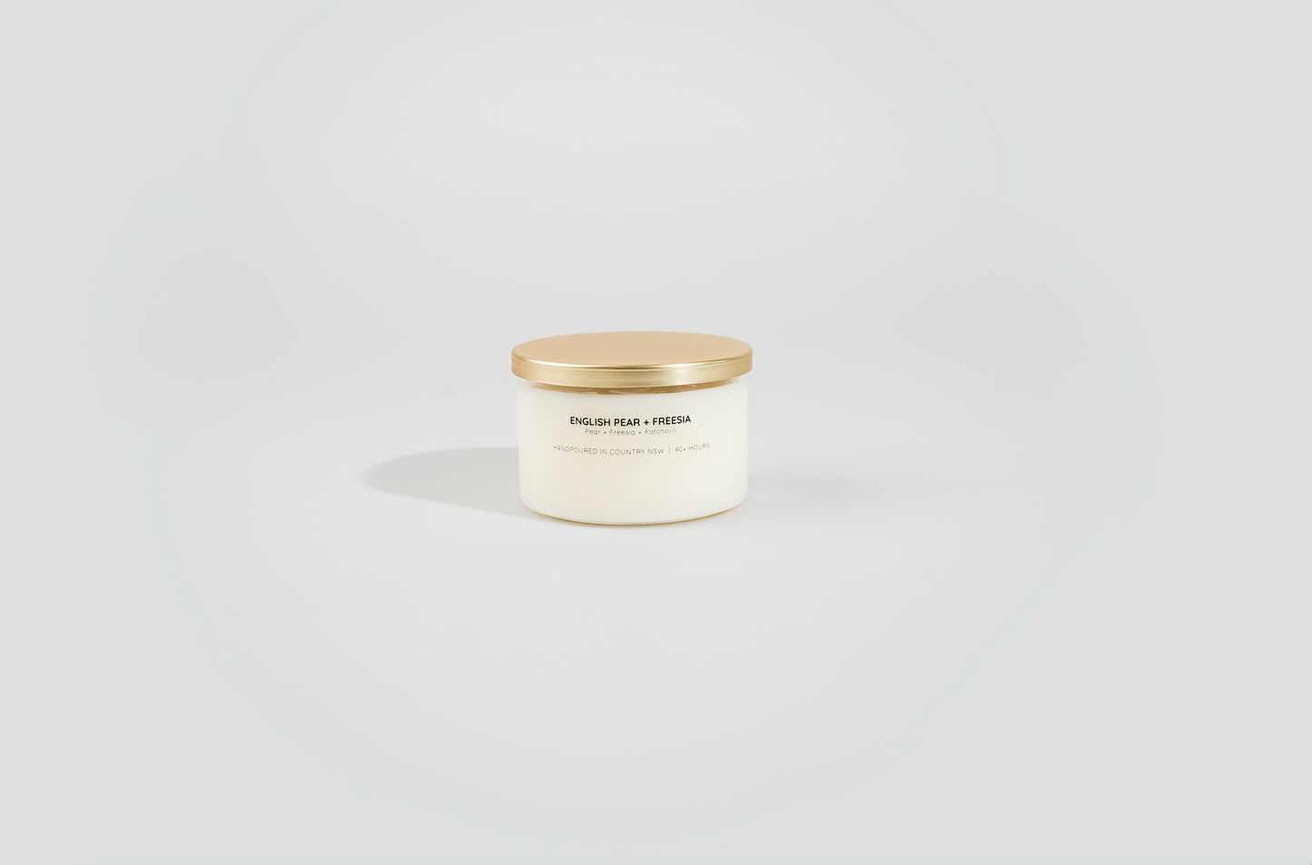 Bougie à la cire de soja English Pear + Freesia avec couvercle doré