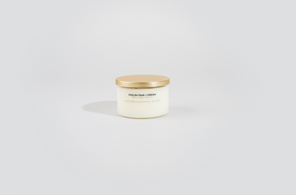 Bougie à la cire de soja English Pear + Freesia avec couvercle doré