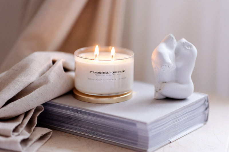 Bougie à la cire de soja avec couvercle doré champagne et fraises